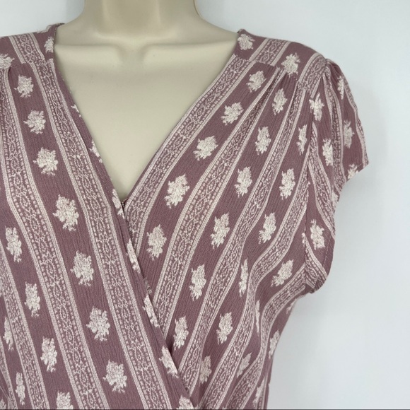 Le Lis Dresses & Skirts - Le Lis Wrap Floral Side Tie V-Neckline Cap Sleeve Striped Mauve Midi Dress